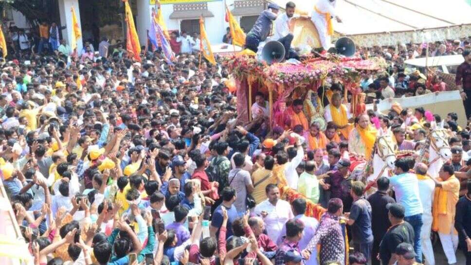 एकादशी पर भक्तों को दर्शन देने नगर भ्रमण पर निकले बाबा श्याम