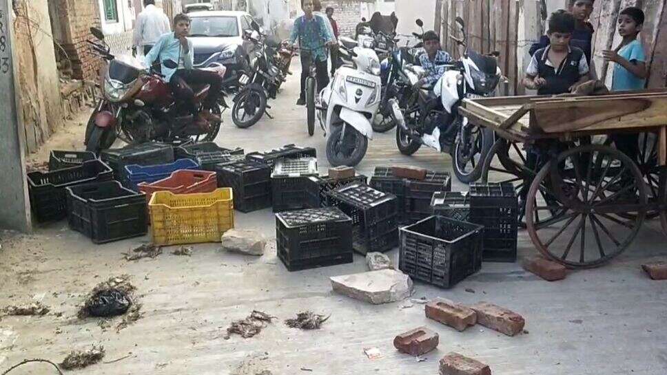 खुले में मीट फेंकने को लेकर घरों में रहने वाले लोगों ने जताया विरोध