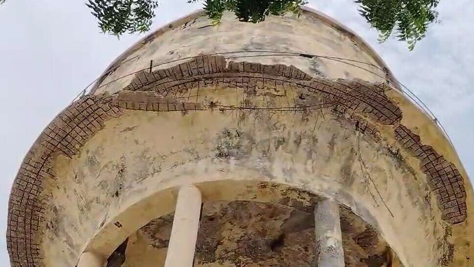 जर्जर टंकी बनेगी दुबारा, एक्सईएन ने लिया जायजा