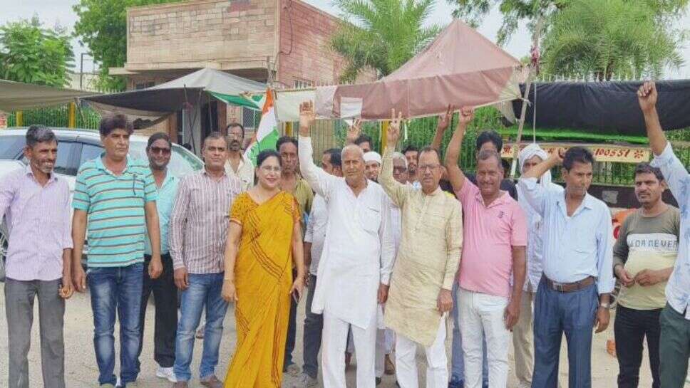 राहुल गांधी की संसद सदस्यता बहाली पर कांग्रेस का्र्यकर्ताओं ने पटाख़े फोड़ बांटी मिठाई