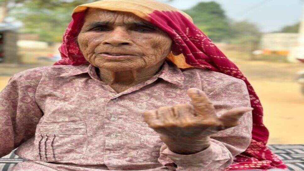 शतायु वोटर फुली देवी ने किया होम वोटिंग