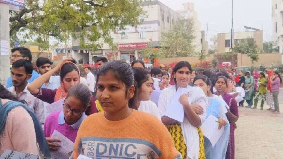 झुंझुनू में पहले दिन 25 हजार 78 परीक्षार्थियों ने दी रीट परीक्षा