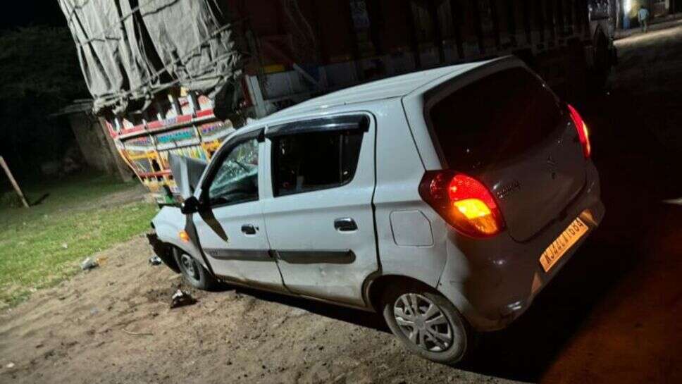 मेगा हाइवे पर एक खड़े ट्रक से टकराई कार