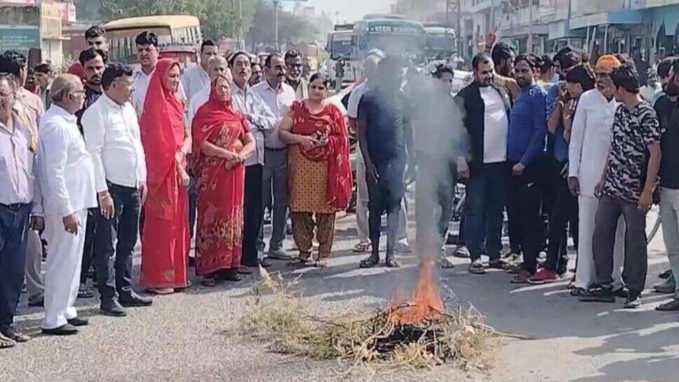 चापटिया तलाई की समस्या को लेकर भोजलाई बास के लोगों ने किया प्रदर्शन