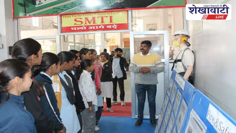 Students observing skill models at SMTI Bagad exhibition