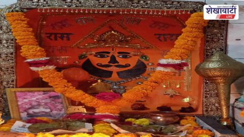 Devotees performing Sundarkand recitation at Gopinath Temple