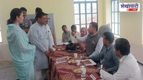 Churu collector Abhishek Surana addressing villagers during public hearing