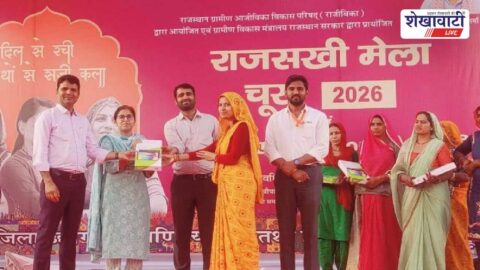 CEO Shweta Kochar distributing tablets at Raj Sakhi Mela Churu