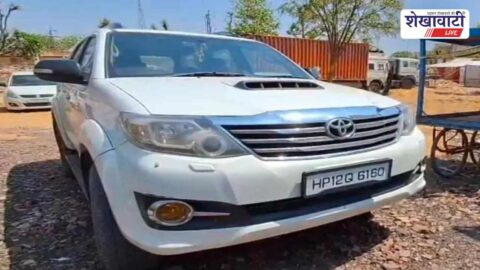 Police seizing opium from car during naka checking in Churu