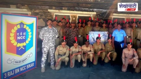 Indian Air Force team guiding NCC cadets about recruitment in Sikar | सीकर में एनसीसी कैडेट्स को वायुसेना भर्ती की जानकारी देते अधिकारी
