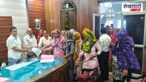 Residents submitting memorandum to SDM over water crisis in Chirawa