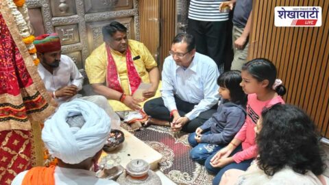 Judge Vijay Kochar offering prayers at Jamway Mata temple
