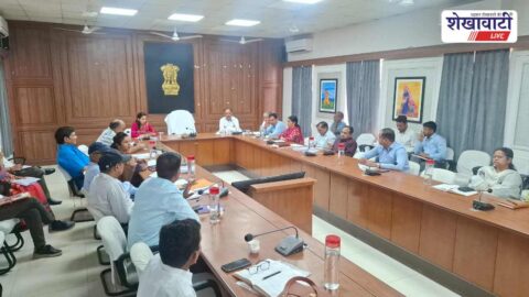 Officials reviewing Sampark portal cases in Sikar weekly meeting