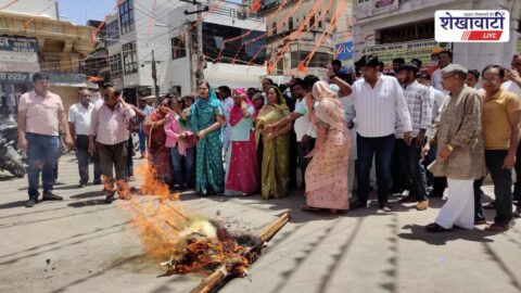 BJP workers protest and burn effigy in Sujangarh market