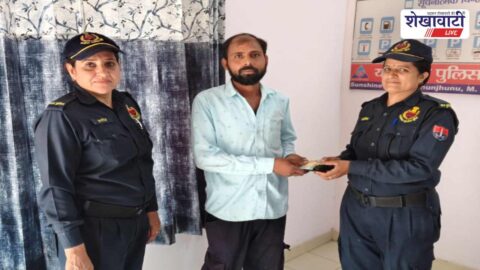Jhunjhunu police returning lost wallet to rightful owner