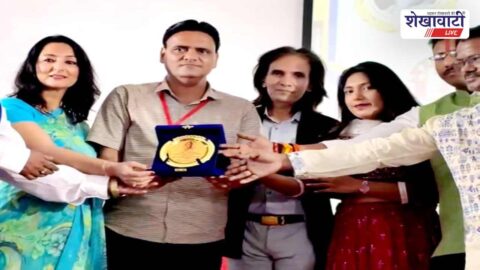 Dr Zulfikar receiving National Gaurav Award at Delhi ceremony