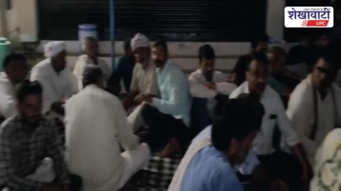 Protesters and bank officials discussion outside bank Chirawa