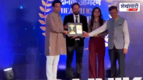 Dr Saurabh Joshi receiving Health Icon Award Delhi ceremony