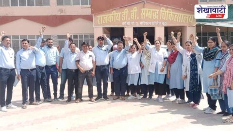 Nursing staff protest with black bands at Churu medical college