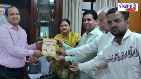 Book on Somnath Trihan presented to Sikar Collector with officials