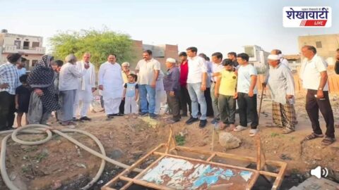 Rafiq Mandeliya visits waterlogged area in Churu Shekhawat Colony