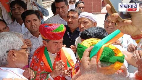 BJP workers welcome Madan Rathore at Ratangarh railway station