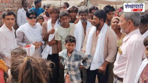 Volunteers distribute cotton towels to needy people in Sadulpur heatwave