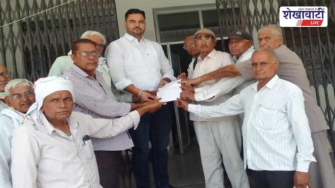 Pensioners submitting memorandum over RGHS issues in Gudhagaurji