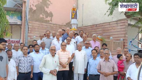 People paying tribute to former MLA Hazarilal Sharma statue
