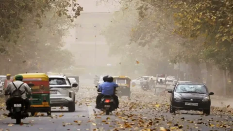 जयपुर में मौसम बदलने के दौरान बादल और तेज हवाएं