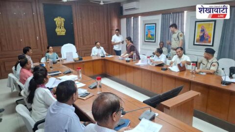 Officials reviewing Sampark portal cases in Sikar meeting