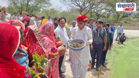 Minister Jhabar Singh Kharra planting tree during Vande Ganga campaign