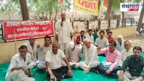 Farmers submitting memorandum to electricity department officials in Churu