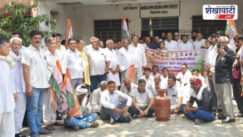 Congress workers protesting against inflation in Chirawa Jhunjhunu