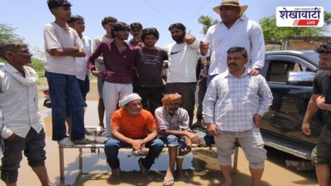 Jhunjhunu News : सड़क बनी गंदे पानी की झील, सड़क पर खाट डालकर जताया विरोध