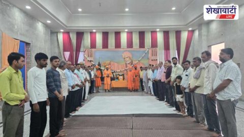 Saints paying tribute to Padma Shri Mahant Baijnath Maharaj