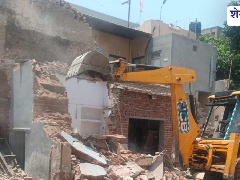 सीकर में सड़क चौड़ीकरण के लिए चला बुलडोजर, राधाकिशनपुरा में हटे अतिक्रमण
