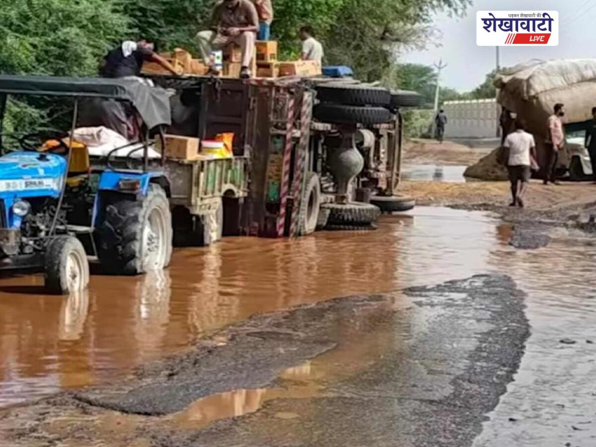 churu-ramsara-road-truck-overturn-potholes-accident