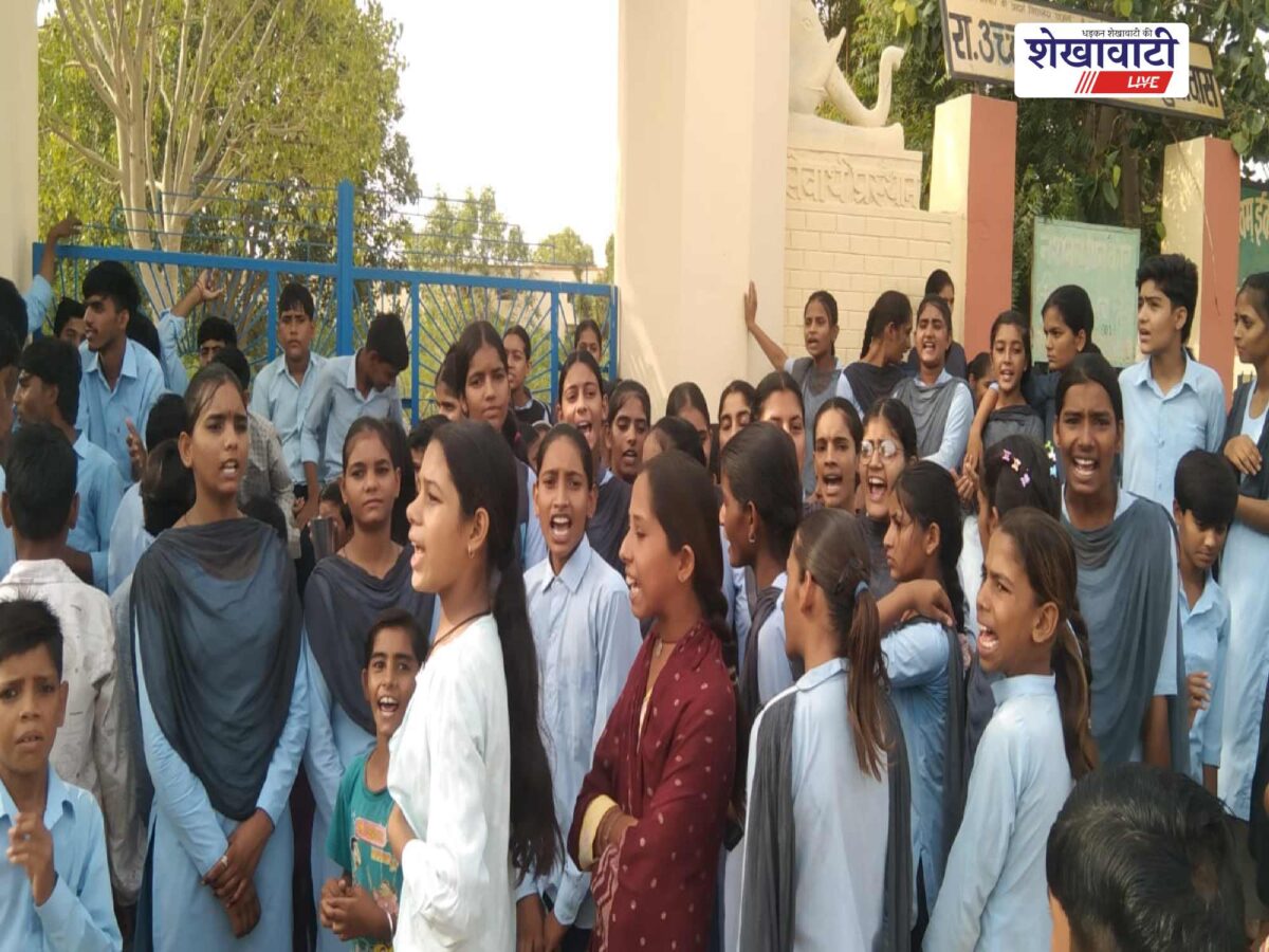 taranagar-buchawas-school-students-protest-hindi-lecturer-transfer
