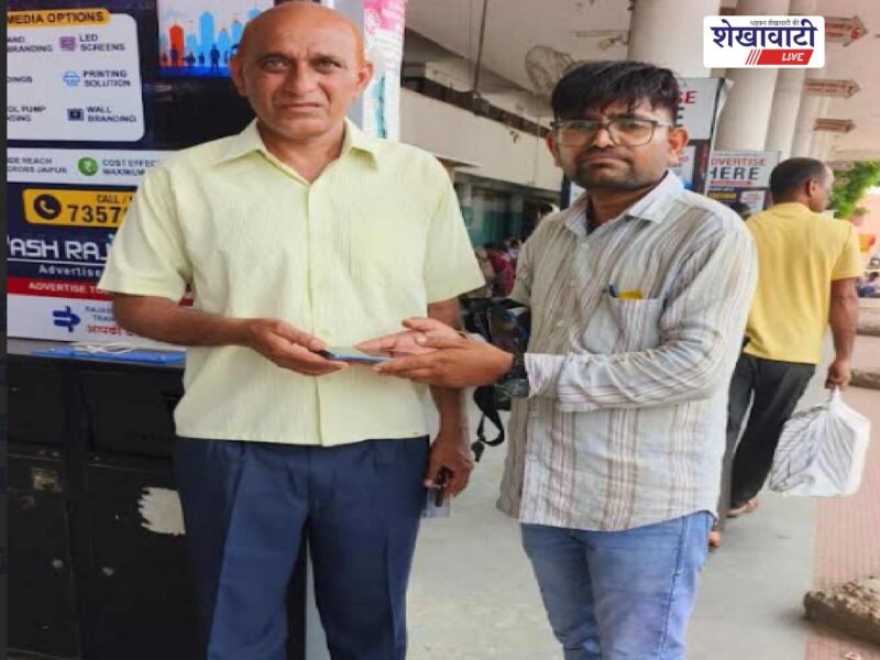 churu-roadways-conductor-returns-lost-mobile-to-retired-soldier