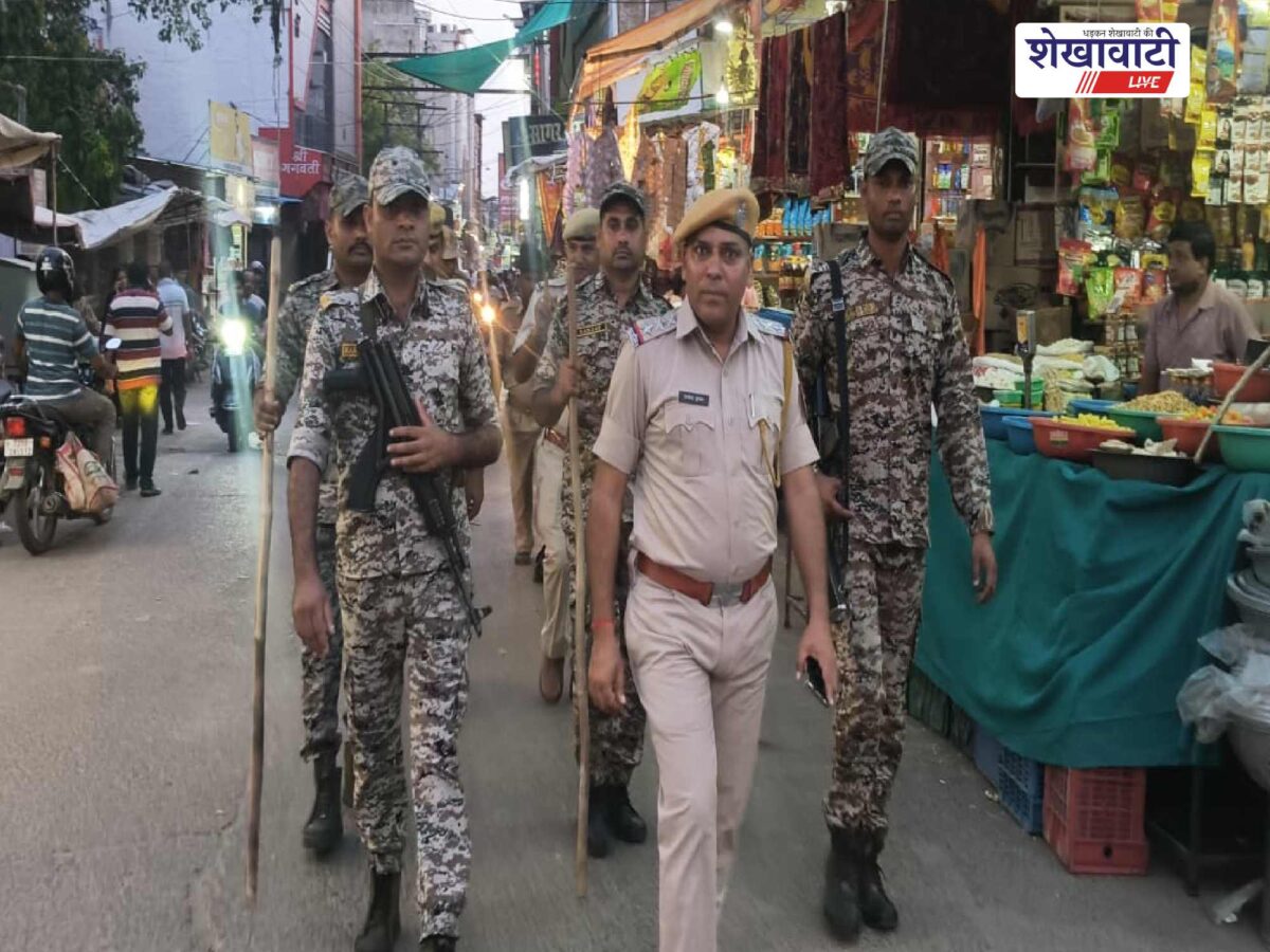 चिड़ावा में पुलिस का फ्लैग मार्च, अपराधियों को सख्त संदेश; शहर में बढ़ाई चौकसी