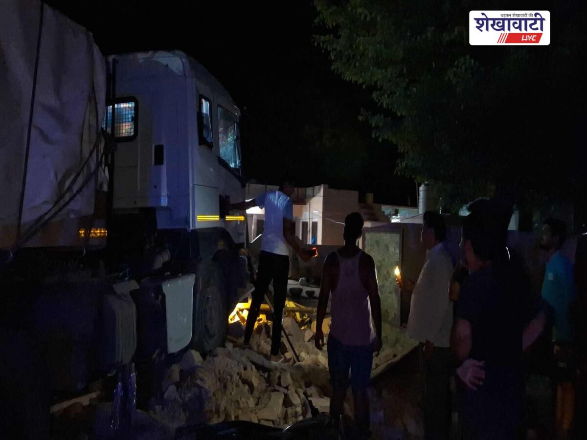 हाईवे से नीचे उतरकर घर में घुसा ट्रक, बड़ा हादसा टला; चौक में सो रहे लोग बाल-बाल बचे