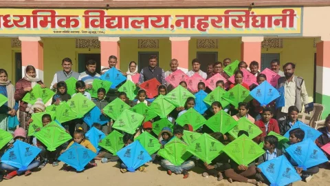 नाहर सिंघानी स्कूल में विद्यार्थियों को पतंग वितरित कर मनाई मकर सक्रांति