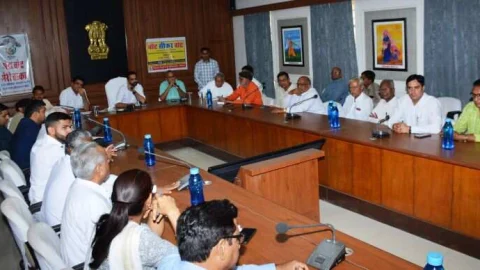 जिला कलेक्टर की अध्यक्षता में शांति समिति की बैठक आयोजित