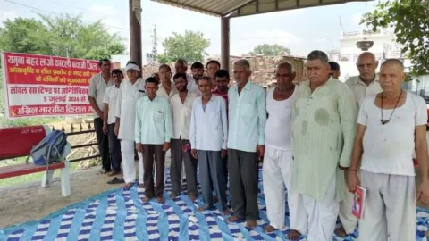 किसानों के धरनास्थल पर श्रध्दांजलि के बाद शहीदों के सम्मान में आज के धरने का किया समापन