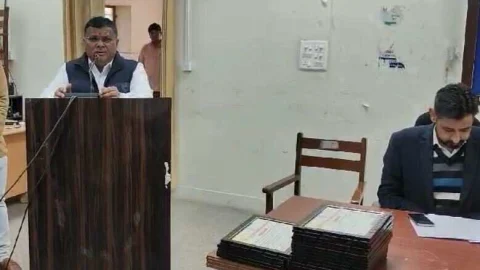 जिला कलक्टर रामावतार मीणा ने दिलवाई शपथ, नव मतदाताओं का हुआ सम्मान