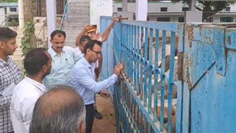 जिला कलक्टर ने किया बगड़ में गौशाला का निरीक्षण