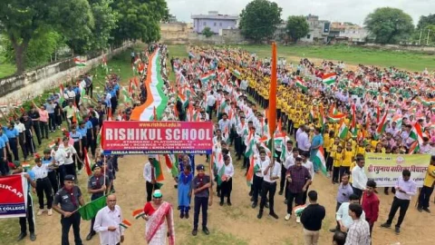 लक्ष्मणगढ़ में 3 हजार से अधिक विद्यार्थियों ने तिरंगा शोभा यात्रा निकाली