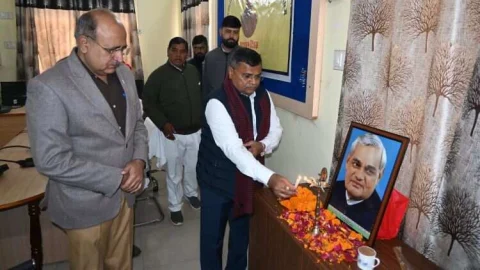 सुशासन दिवस पर पूर्व प्रधानमंत्री अटल बिहारी वाजपेयी को दी श्रद्धांजलि