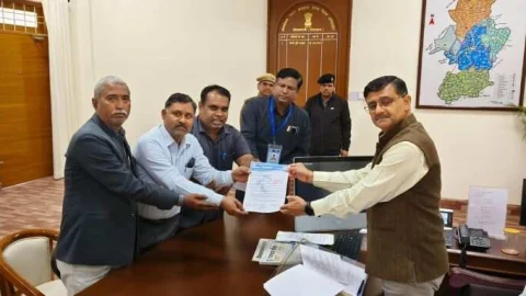 निजी स्कूल संचालकों ने दिया कलेक्टर को ज्ञापन : शिक्षा निदेशक प्रारंभिक शिक्षा के आदेश को वापस लेने की मांग